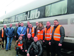 Beim Kick-off-Termin im März konnten die Teilnehmer  den Zug im Urzustand begutachten. Auf dem Bild zu sehen, hintere Reihe ­stehend, v.l.n.r.: Herbert Lohmann,  KABE;  Anton Lechner, Himolla;  Peter Baumgartner, Sika; Oliver Heberling, wefa; Benjamin Weiß, ­FreiLacke; Marcel Kampf, Artus, Michael Wehnhardt, Akzo Nobel; ­Holger Schulze, wefa; Chantal Radü, DB; Thomas Tautz, MSG Ammendorf; Uwe Schillinger, MSG Ammendorf; vordere Reihe kniend; v.l.n.r.: ­Matthias Häussler, DB; Dieter Greitzke, DB; Ronald Ziegler,  GL Spezialverglasung