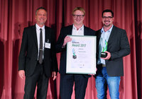 Stefan Tenwinkel und Steffen Hass, beide Tenwinkel GmbH, erhalten den Preis von Laudator Dr. Matthias Harsch (li.).