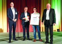 Das Team der Stoz GmbH (v.l.n.r.): Steffen Fessele, Michael Stoz und Maximilian Stoz haben den Award und die Urkunde von Dr. Michael Hilt (re.) erhalten.