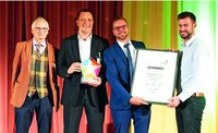 Dr. Wolfgang Dubbert überreichte Frank Dornbusch, Sebastian Hepp und Marko Pohlan (v.l.n.r.), Warema Kunststofftechnik und Maschinenbau, den Award.