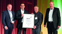 Die Mitarbeiter der Rittal GmbH, Heiko Denner, Tobias Heilmann und Andreas Kirsch (v.l.n.r.), nahmen den Sonderpreis für innovative Digitalisierung von Dr. Michael Hilt entgegen.