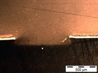 Bei optimaler Aktivierung von Polypropylenteilen zeigt die Beschichtung auch nach dem Dampfstrahltest keine Enthaftung. Die Abbildung zeigt einen Querschliff.Quelle (zwei Fotos): Fraunhofer IPA