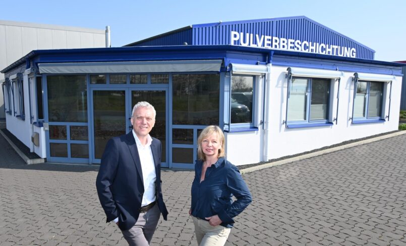 Oliver und Heike Weist vor dem Firmengebäude