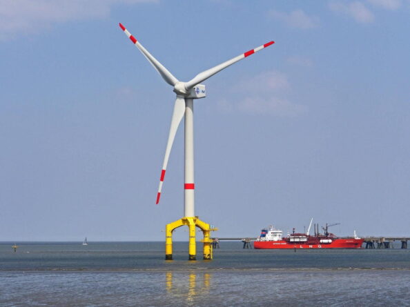 Symbolfoto: Windkraftanlage im Meer