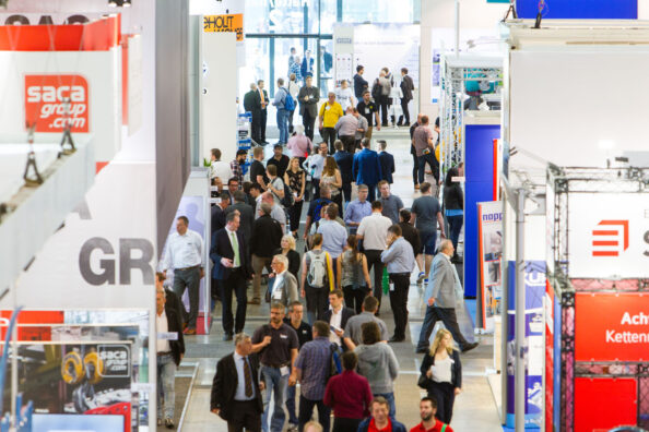 Blick in eine Messehalle mit Besuchern