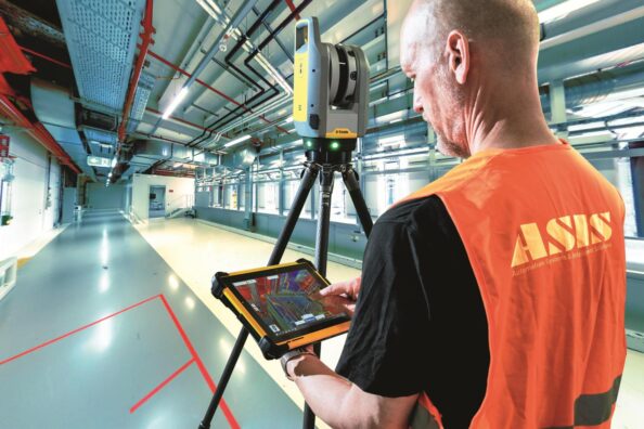 Mann mit Tablet und 3D-Scanner