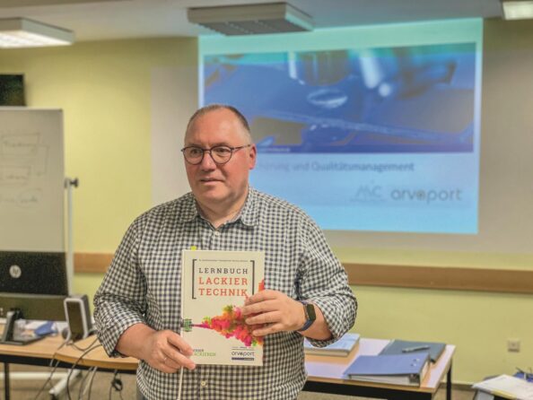 Markus Vüllers mit dem Lehrbuch „Lackiertechnik“