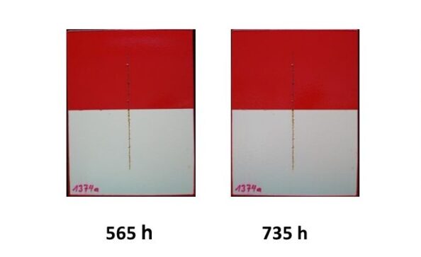 Zwei Prüfbleche nach einem Kondenswassertest nach 565 und nach 735 Stunden