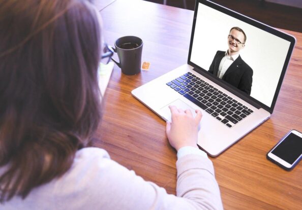 Eine Frau arbeitet an einem Laptop