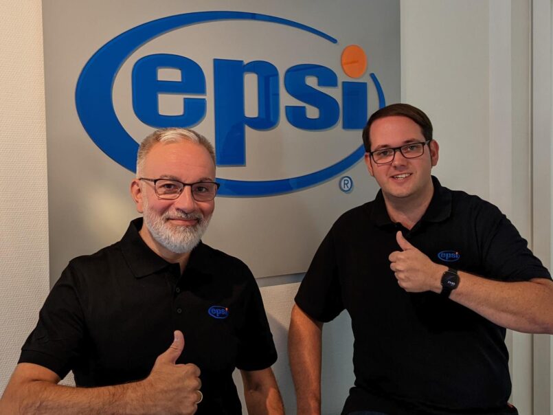 Bernd Kulgemeyer (li.) und Christian Bierwagen (re.) vor dem EPSI-Logo