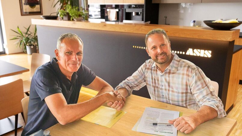 Hans-Jürgen Multhammer und Mike McMillen sitzen an einem Tisch