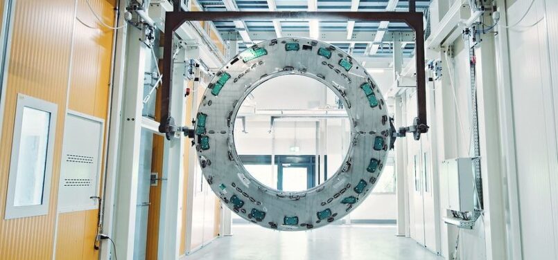 Teilnehmer erhalten detaillierte Einblicke in die Fertigungs- und Lackierprozesse. Foto: Siemens