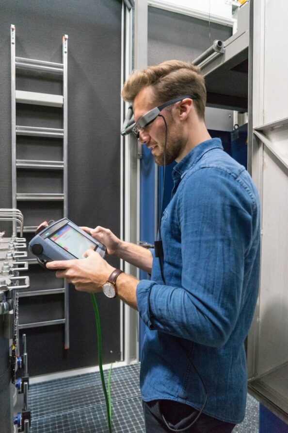 Zukunftsweisende Servicelösungen wie der Einsatz von Augmented Reality für Wartungs- und Reparaturarbeiten stehen am Stand im Fokus. Foto: Ecoclean GmbH