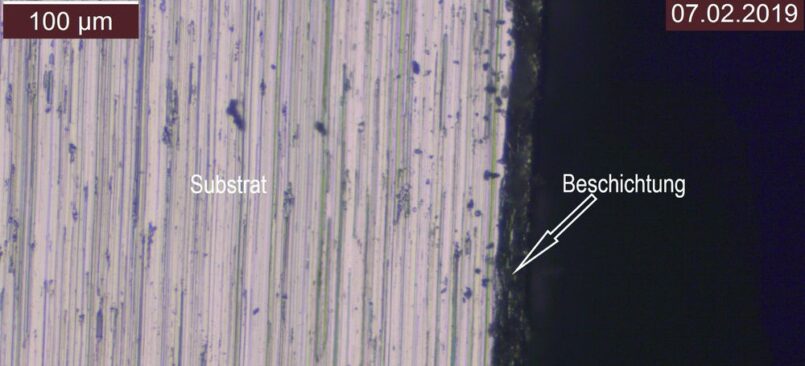 Im ersten Schritt fertigte die DFO den Querschnitt eines Bauteils an; hier die lichtmikroskopische Aufnahme des beschichteten Bauteilquerschnitts. Fotos: DFO