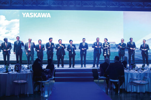 Im Rahmen einer feierlichen Eröffnungsveranstaltung nahm Yaskawa die erste europäische Roboterfabrik in Betrieb. Foto: Yaskawa