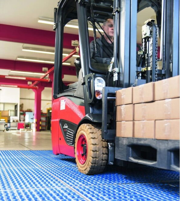 Durch die speziellen Laufflächen verbleibt der Schmutz in Eingangs- oder Übergangsbereichen. Foto: Heute Maschinenfabrik