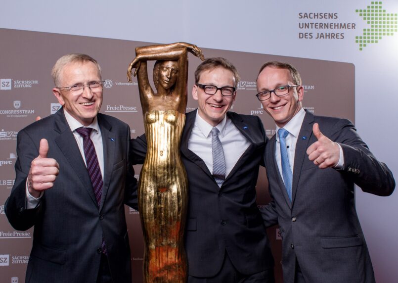 Firmengründer Dr. Christian Jakschik mit Dr. Stefan Jakschik und Alexander Jakschik (v.l.n.r.). Foto: ULT AG