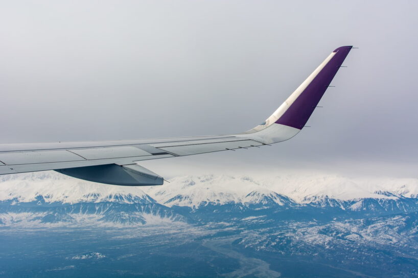 Blick auf den Flügel von einem fliegenden Flugzeug