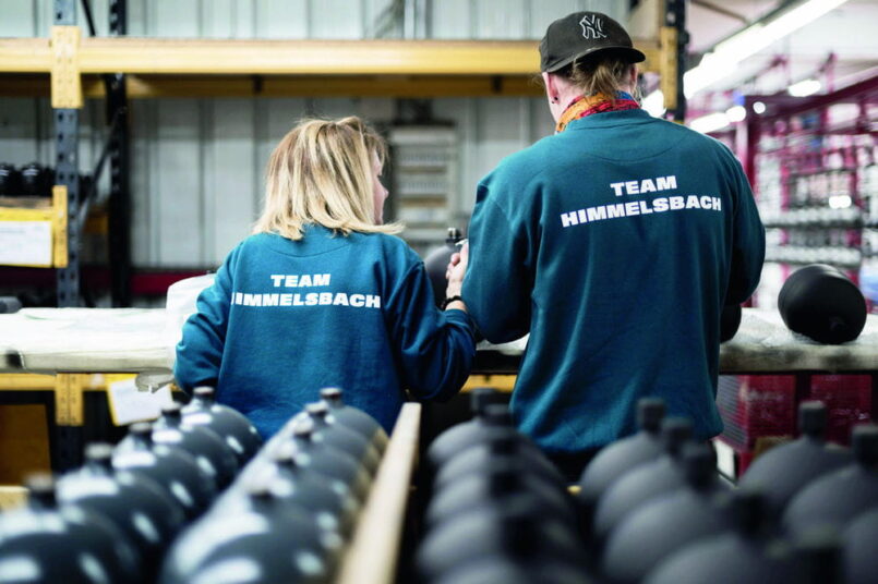 Die Werkstücke sind über Barcodescan in der Prozesskette transparent nachverfolgbar.  Fotos: Himmelsbach Lackierungen