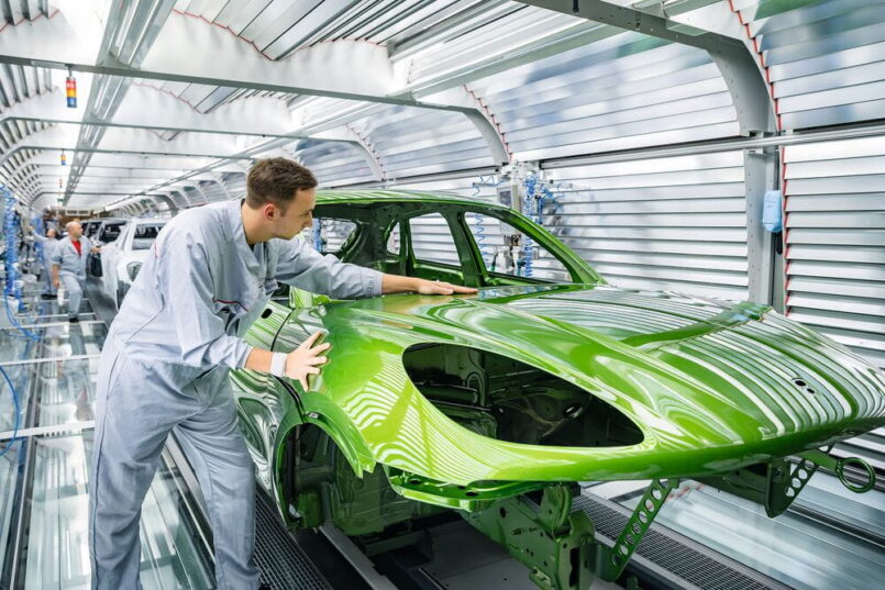 Durch den Einsatz von LEDs und Reflexlamellen kann die Anzahl der Lichtquellen im Qualitätssicherungstunnel gering gehalten werden. Fotos: Porsche Leipzig