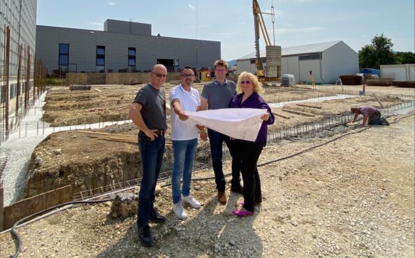 Gerald Wanner, Bernd Dispan, Alexander Bareiß und Heike Grimm auf der Baustelle