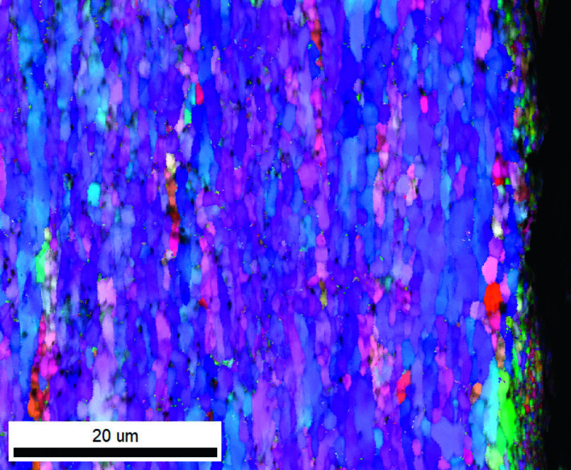 Auf dem EBSD (Elektronenrückstreubeugungs)-Bild eines Querschliffs einer geschliffenen AA5005 Al-Legierung ist eine gestörte, feinkristalline Oberflächenzone auf der rechten Seite erkennbar.