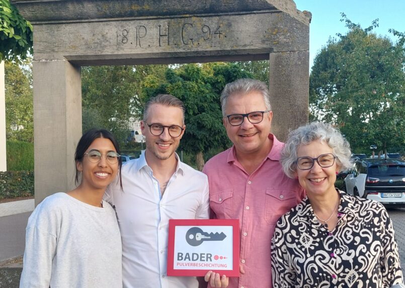 Viktoria und Tim Ehlert mit Matthias und Susanne Bader (v.l.n.r.) bei der symbolischen Schlüsselübergabe des Unternehmens.