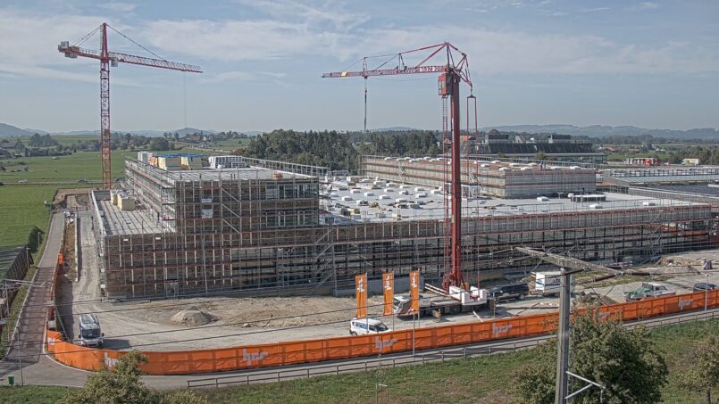 Blick auf die Baustelle mit dem entstehenden Neubau