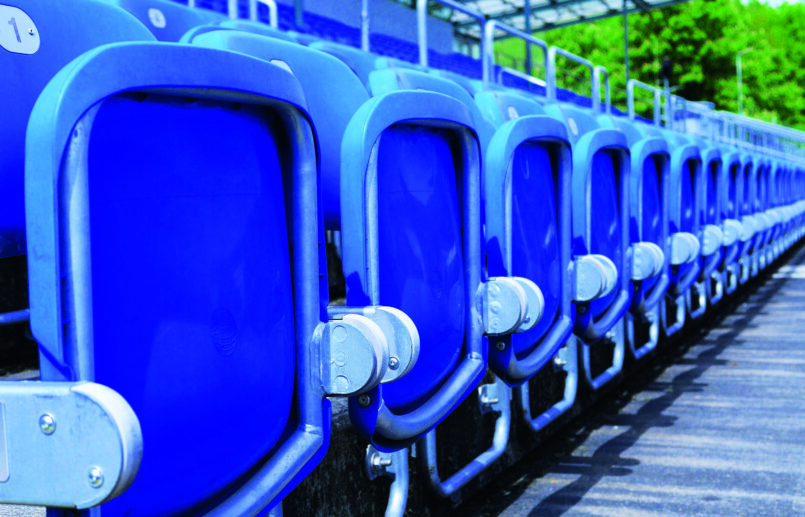 Eine Reihe mit Zuschauersitzplätzen in einem Stadion