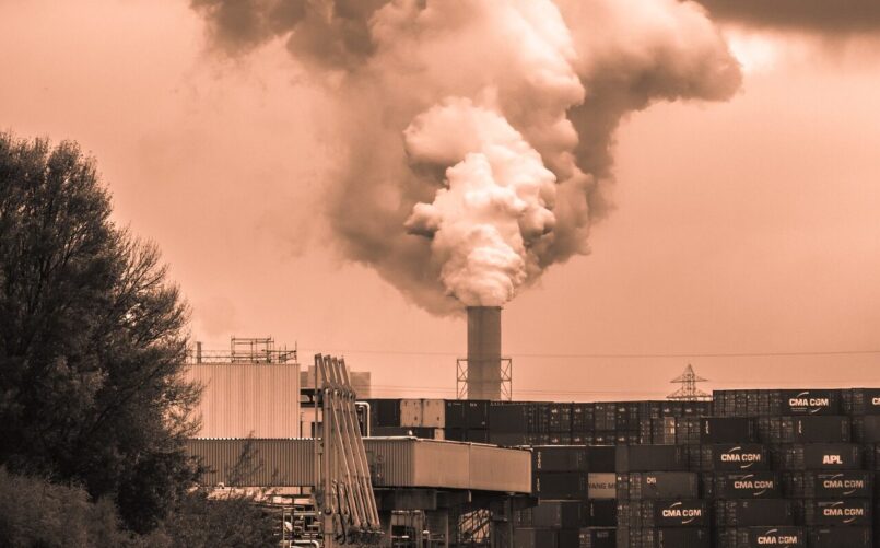 Industrieschornstein, aus dem dicker Rauch aufsteigt