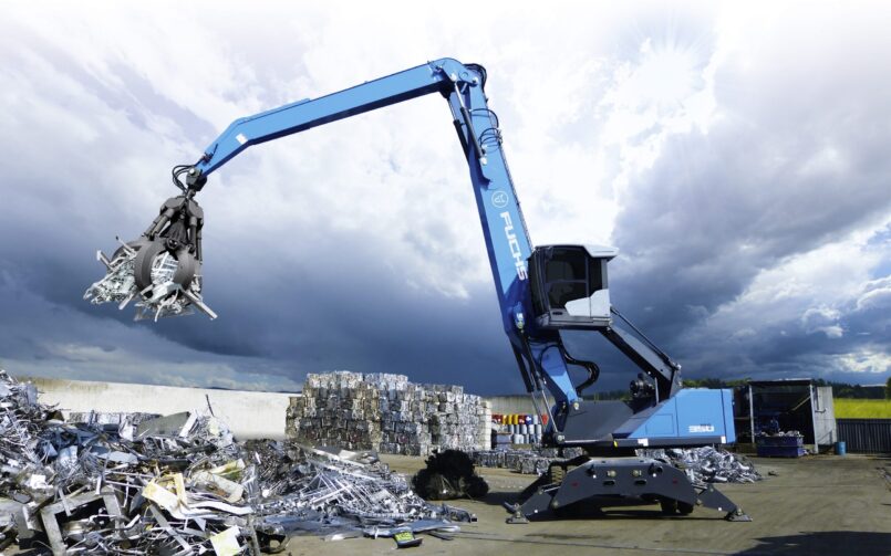 Bagger mit Greifer auf einem Schrottplatz