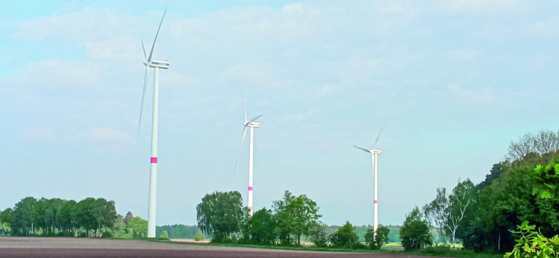 Landschaft mit mehreren Windrädern