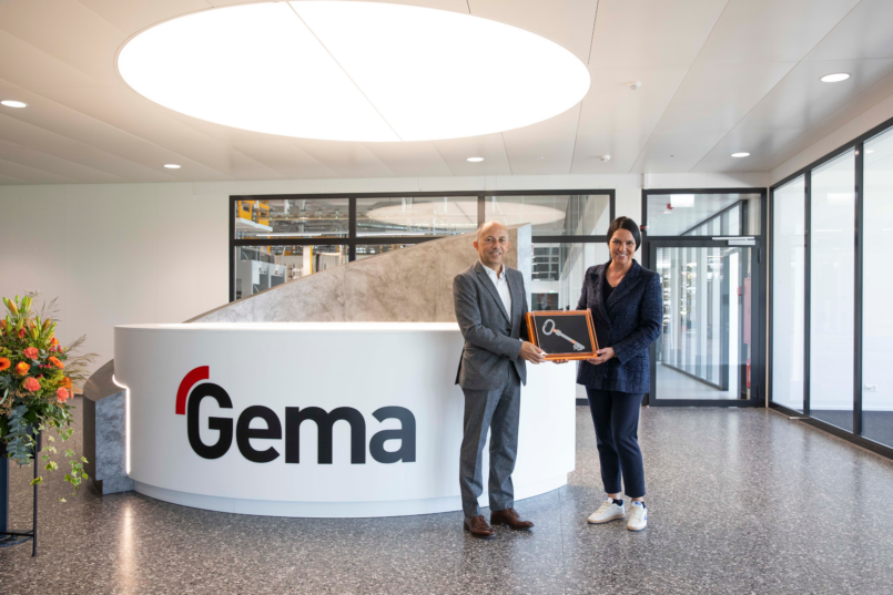 Gema Group President Claudio Merengo bei der feierlichen Schlüsselübergabe mit Rebecca Kull, COO und Inhaberin HRS