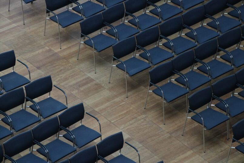 Symbolfoto: Blick von oben in einen Tagungsraum mit Bestuhlung