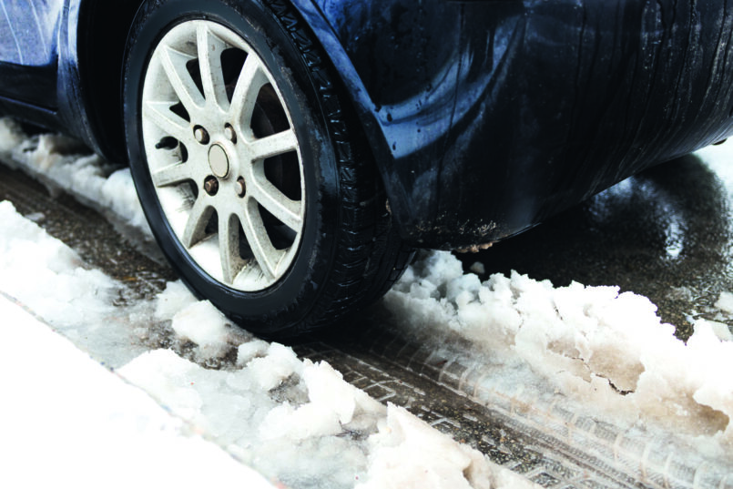 Hinterrad eines Autos im Schnee